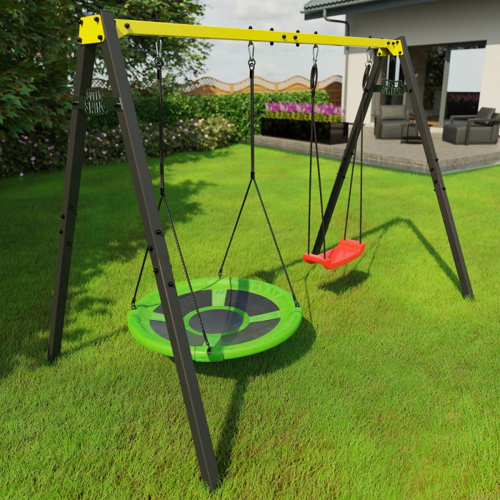 Kinderschaukelgestell für den Garten mit einer grünen Nestschaukel und einer roten Brettschaukel, auf Rasen vor einem Haus.