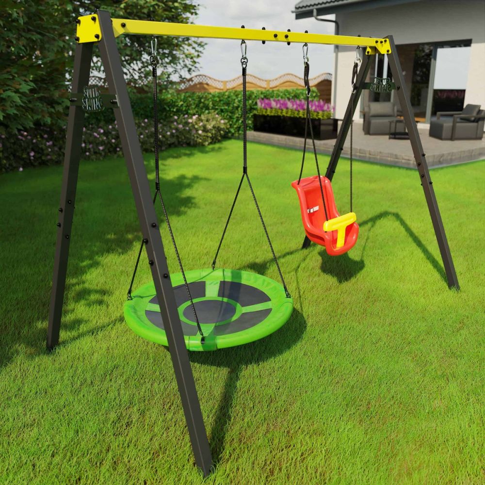 Outdoor-Kinderschaukelgestell in Schwarz und Gelb mit grüner Nestschaukel und roter Babyschaukel, auf Rasen vor einem Haus.