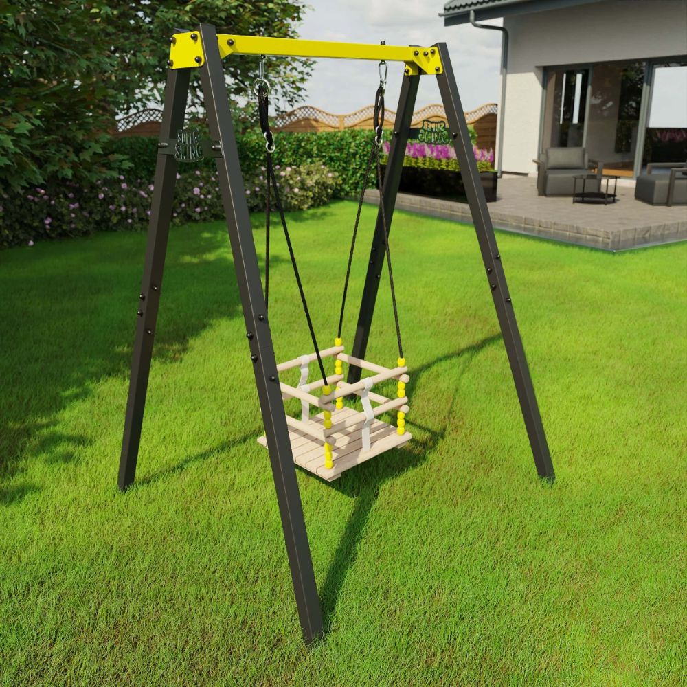 Telaio con altalena a traliccio su prato